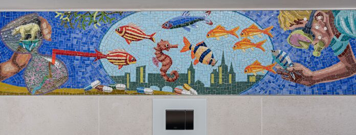 Ausschnitt Mosaikfries in Badezimmer zum Thema "Wasser als Ressource" von Wolf v. Waldow, Motiv: bunte Fische in einem Oval mit St. Severi-Kirche Erfurt; Hergsteller: Firma Cosmomusivo Berlin.