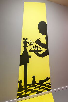 Lebensort Vielfalt Berlin, Projekt Storyboard – scherenschnittartige Figur aus Stahl auf Wand von Wolf v. Waldow, Motiv: Mann füttert Schachfigur "Königin" während unter ihm Spielfiguren auf Schachbrett stehen bzw. kippen.