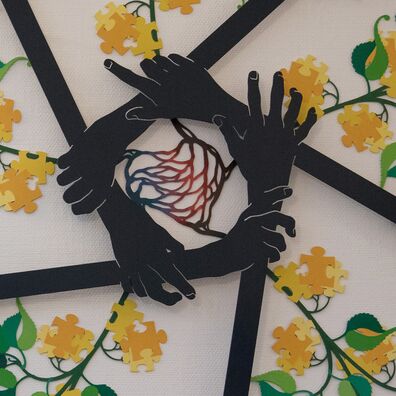 Ländernotarkasse Leipzig, Projekt Spectrum freies Notariat von Wolf v. Waldow – Motiv: 5 Hände greifen ineinander, dahinter herzförmiges Aderngeflecht, das sich in Pflanzenzweige fortsetzt, an denen puzzleteil-förmige Früchte hängen.
