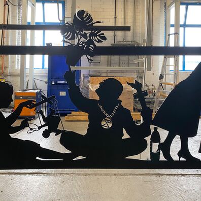Alter Markt 6, Potsdam - Kunst-Projekt "Wa(a)gnis" von Wolf v. Waldow; Detail scherenschnittartiger, schwarzer Fries: Mann mit Fackel der Freiheitsstatue und "Extinction Rebellion"-Zeichen balanciert Blumentopf auf Finger, Mädchen spielt mit Marionette