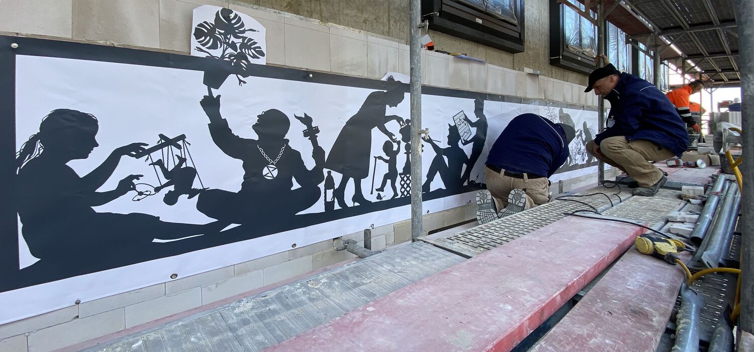 Alter Markt 6, Potsdam; Aufbau Kunst-Projekt "Wa(a)gnis" von Wolf v. Waldow: 2 Männer hocken auf Gerüst und markieren Befestigungspunkte an Fassade; auf Fassade ist Ausdruck des Frieses Maßstab 1:1 angebracht