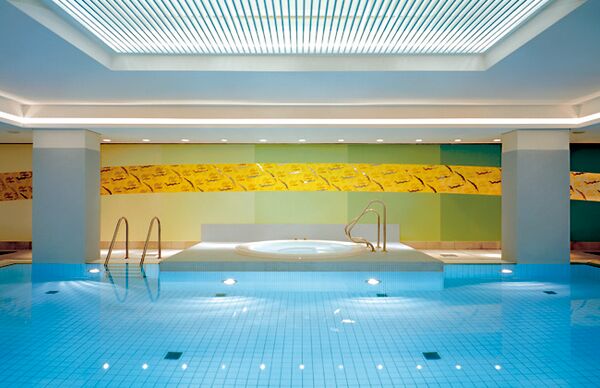 Blick auf die Rückwand des Schwimmbades im Hotel Meridien Royal Hamburg mit Wandmalerei und Stahlapplikationen von Wolf v. Waldow