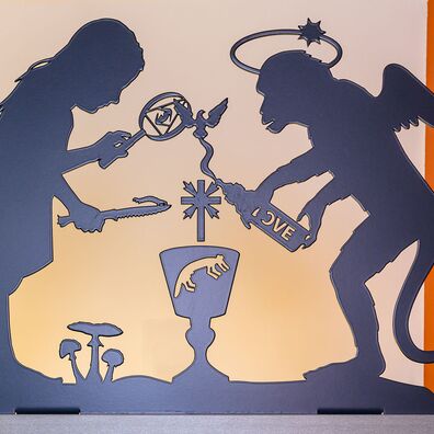 Detail aus scherenschnittartigem Fries für Küche von Wolf v. Waldow; Motiv: Mädchen mit Lupe und geflügelter Affe füllen das Wort "Love" in Abendmahlskelch auf dem Tiersymbol aus Göbekli Tepe zu sehen ist
