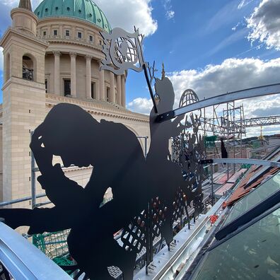 Blick vom Dach Alter Markt 6, Potsdam auf Nikolai-Kirche, im Vordergrund Figuren des Kunst-Projekts "Wa(a)gnis" von Wolf v. Waldow; Strebebögen mit denen Figuren am Dach befestigt sind.