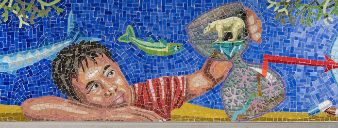Ausschnitt Mosaikfries in Badezimmer zum Thema "Wasser als Ressource" von Wolf v. Waldow, Motiv: Junge mit Stundenglas in dem ein Eisbär auf schmelzendem Eis steht; Hergsteller: Firma Cosmomusivo Berlin.
