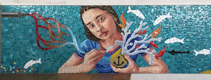 Ausschnitt Mosaikfries in Badezimmer zum Thema "Wasser als Ressource" von Wolf v. Waldow gestaltet sind, Motiv: Mädchen mit weißem Korallenzweig in der Hand; Hergestellt durch die Firma Cosmomusivo Berlin