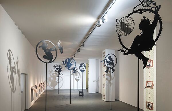 Blick in die Ausstellung "Die Hand vor Augen" im Neuen Kunstverein Wuppertal 2019 von Wolf v. Waldow mit der Installation "Masterplan" bestehend aus figürlichen Silhouetten auf hohen Stangen