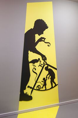 Lebensort Vielfalt Berlin, Projekt Storyboard – scherenschnittartige Figur aus Stahl auf Wand von Wolf v. Waldow, Motiv: Frau führt Kind an hand, weitere Frau hält Zirkel im Paragraphenzeichen.