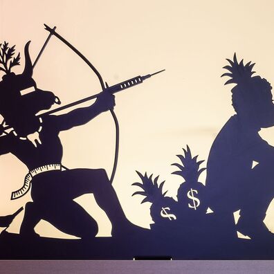 Detail aus scherenschnittartigem Fries für Küche von Wolf v. Waldow; Motiv: knieender Jäger mit Tiermaske zielt mit Pfeil und Bogen auf Topfdeckel; POC sitzt zwischen Ananas mit Dollarzeichen und hält Knochen-Banane in Hand