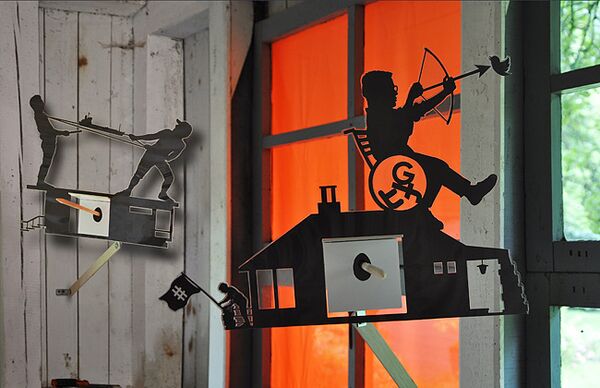 Blick auf einige Arbeiten der Installation "Neue Heimat – Kleintierställe" im Projektraum hühnerhaus volksdorf