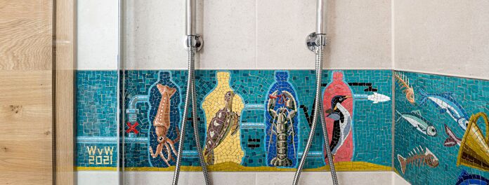 Ausschnitt Mosaikfries in Badezimmer zum Thema "Wasser als Ressource" von Wolf v. Waldow, Blick in Dusche mit Armatur; Motiv: Meerestiere in PET-Flaschen; Hergsteller: Firma Cosmomusivo Berlin.