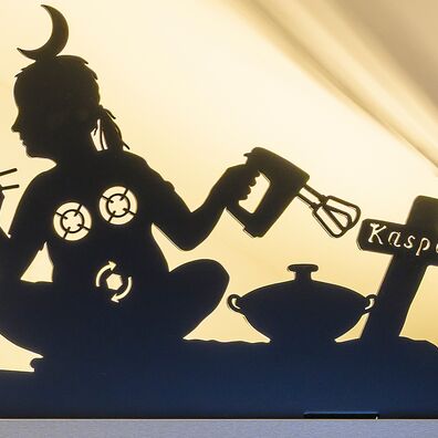 Detail aus scherenschnittartigem Fries für Küche von Wolf v. Waldow; Motiv: Frau mit Hand-Mixer füttert Kind mit Maus; daneben Schlußbild aus Struvelpeters Suppenkaspar (Suppenschale, Grabkreuz)