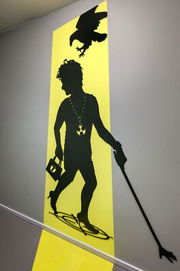 Lebensort Vielfalt Berlin, Projekt Storyboard – scherenschnittartige Figur aus Stahl auf Wand von Wolf v. Waldow, Motiv: Tunte mit Stöckelschuhen und Handtasche wird von Greifvogel attakiert.