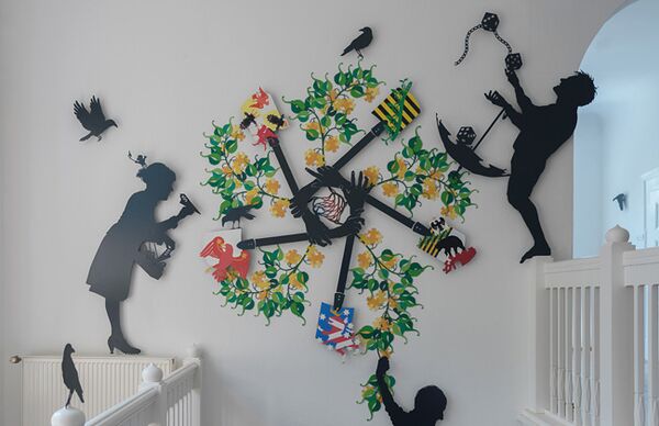 Ansicht Treppenhauswand in der Ländernotarkasse Leipzig mit Installation "Spectrum freies Notariat" von Wolf v. Waldow, unter Verwendung der Landeswappen von Brandenburg, Sachsen, Sachsen-Anhalt, Meckenburg-Vorpommern, Thüringen