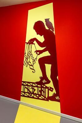 Lebensort Vielfalt Berlin, Projekt Storyboard – scherenschnittartige Figur aus Stahl auf Wand von Wolf v. Waldow, Motiv: Mann steht mit Fuß auf Käfig in dem Paragraf 175 ist und spielt mit Marionette.