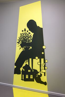 Lebensort Vielfalt Berlin, Projekt Storyboard – scherenschnittartige Figur aus Stahl auf Wand von Wolf v. Waldow, Motiv: Alter Mann mit Blumenstrauß sitzt auf Stuhl, unter Ihm kleines Siedlungshaus und Teddy, der Seifenblasen bläst.