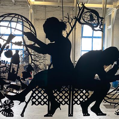 Alter Markt 6, Potsdam - Kunst-Projekt "Wa(a)gnis" von Wolf v. Waldow; scherenschnittartige, schwarzer Figurengruppe: Sitzende Frau, aus weltkugelförmigem Korb Waren ausschüttend, daneben Mann abgewandt in depressiver Haltung hält schlaffes Meridian-Netz