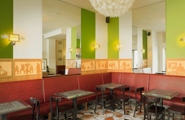 Blick in den vorderen Raum des Café Bierhimmel Berlin mit Tapetenfries (Imitation von figürlichen Holzintarsien) von Wolf v. Waldow
