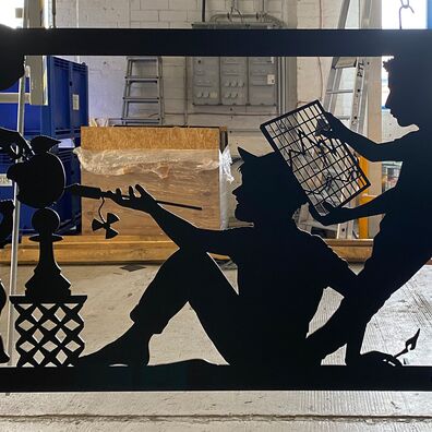 Alter Markt 6, Potsdam - Kunst-Projekt "Wa(a)gnis" von Wolf v. Waldow; Detail scherenschnittartiger, schwarzer Fries: Junge sitzt mit Sylvesterrakete in Hand an der Atom-Zeichen hängt, rechts davon Junge mit Bilanzkurven-Blatt; Frau führt Baby mit Krücke