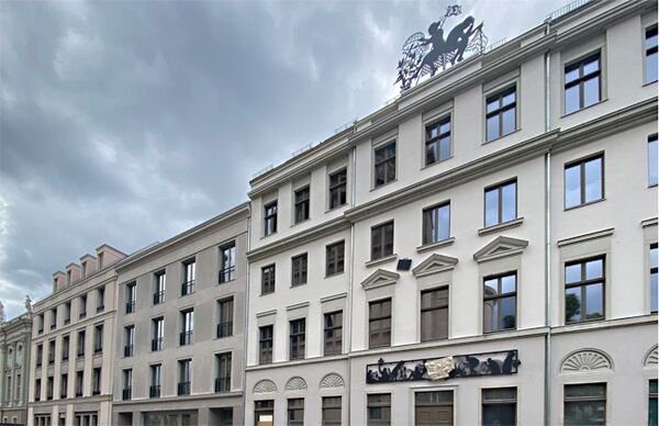 Ansicht Fassade des Hauses Alter Markt 6 in Potsdam mit Fries über der Tür und Figurengruppe auf Attika von Wolf v. Waldow
