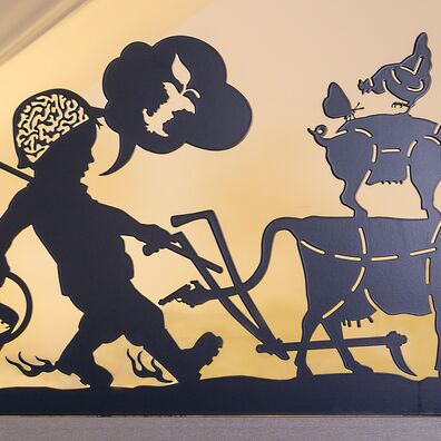 Detail aus scherenschnittartigem Fries für Küche von Wolf v. Waldow; Motiv:Junge mit Gehirn-Helm, Sprechblase mit Apfel und Gießkanne mit Fischskelett; Nutztiere (Rind, Schwein, Huhn) wie Bremer Stadtmusikanten aufeinander stehend
