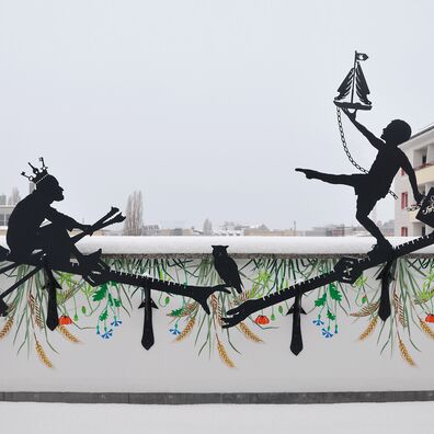 Balkon-Brüstung Berlin-Mitte mit Silhouetten-Arbeit von Wolf v. Waldow, Wand darunter mit Blumen bemalt, im Hintergrund Stadtpanorama Berlins; Motiv: junger Mann spaziert auf Lineal, gegenüber alter Mann sitzt rudernd auf zweitem Lineal