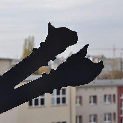 Silhouetten-Arbeit von Wolf v. Waldow, Ausschnitt Ruderknäufe mit Katze und Schwein