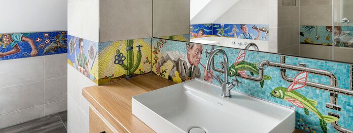 Blick in ein Badezimmer Richtung Waschtisch, dessen Wände mit einem Mosaikfries zum Thema "Wasser als Ressource" von Wolf v. Waldow gestaltet sind, Hergestellt durch die Firma Cosmomusivo Berlin