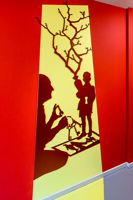 Lebensort Vielfalt Berlin, Projekt Storyboard – scherenschnittartige Figur aus Stahl auf Wand von Wolf v. Waldow, Motiv: Alter Mann mit Schlüssel betrachtet sein alter ego als Kind.