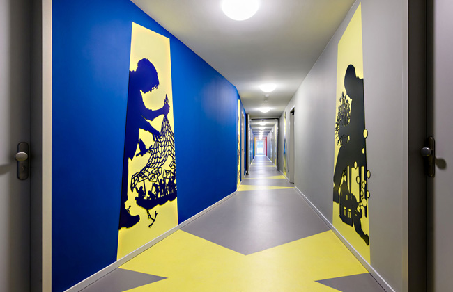 Blick in Flur im Lebensort Vielfalt Berlin mit Motiven von Wolf v. Waldow