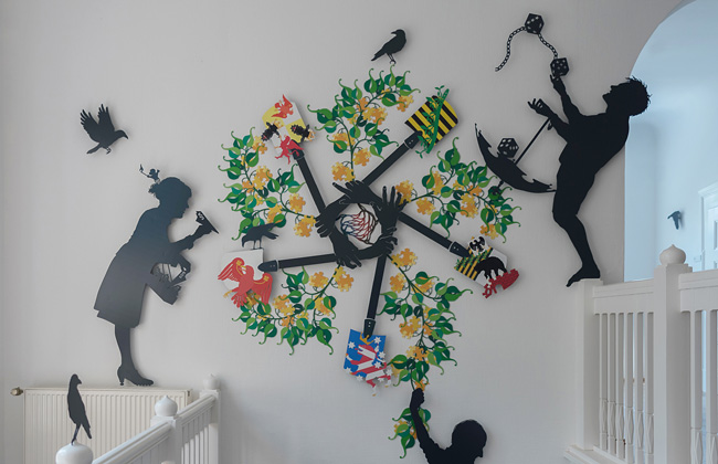 Ansicht Treppenhauswand in der Ländernotarkasse Leipzig mit Installation "Spectrum freies Notariat" von Wolf v. Waldow, unter Verwendung der Landeswappen von Brandenburg, Sachsen, Sachsen-Anhalt, Meckenburg-Vorpommern, Thüringen