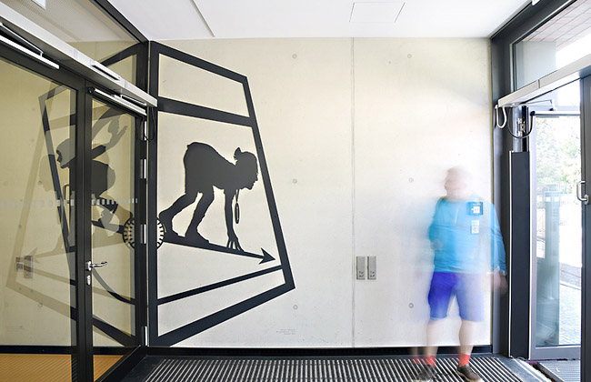 Foyer Sporthalle Kniprodestr. Berlin mit Motiv "Hlifestellung I" von Wolf v. Waldow